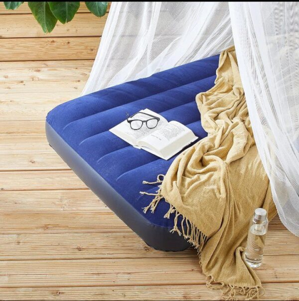 Colchón inflable INTEX, recomendado para usar en camping y en interior. 

Medidas colchoneta pequeña: 152cm X 203 X 25 Cms, Peso Máximo 136 kilos